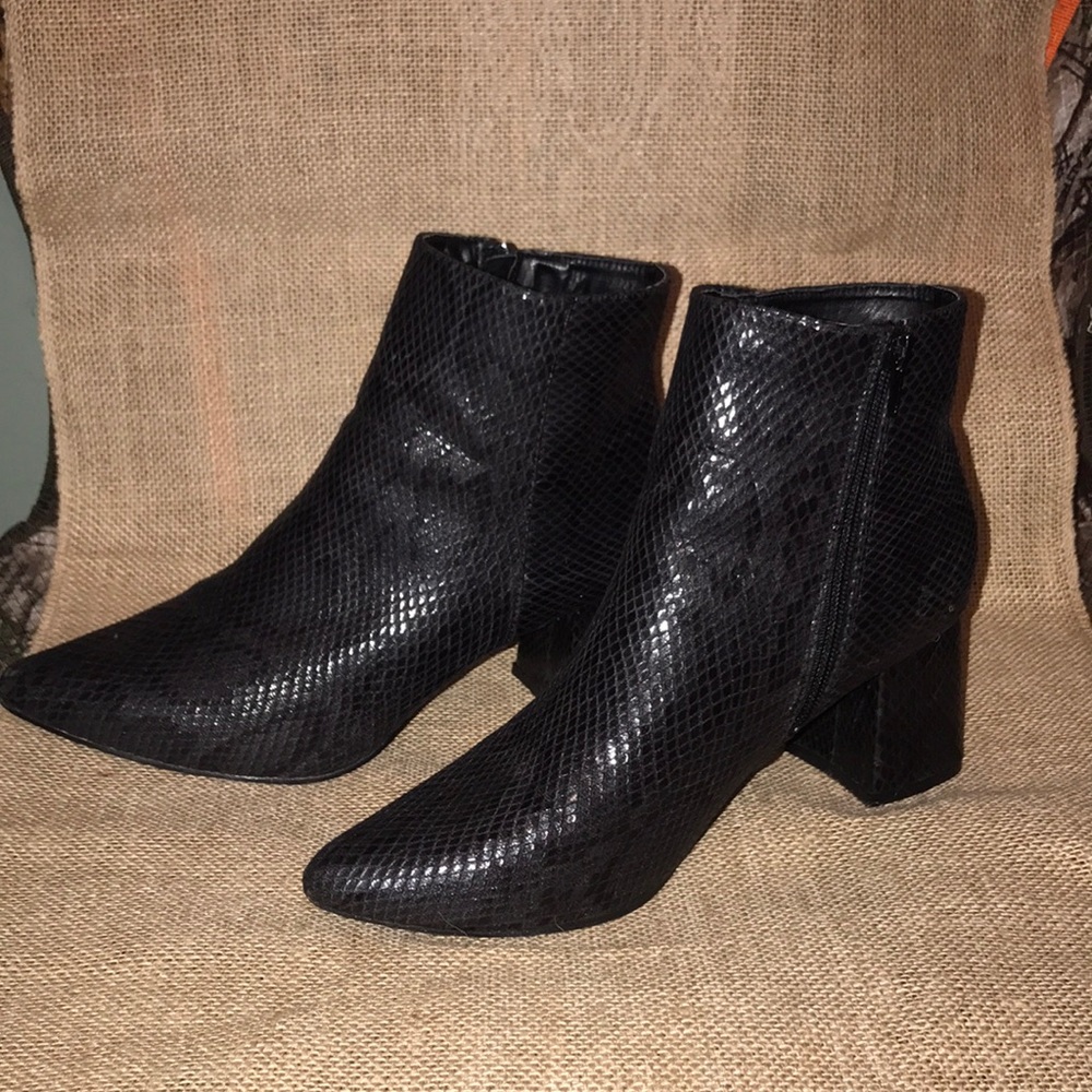 Snake print black booties ❤️